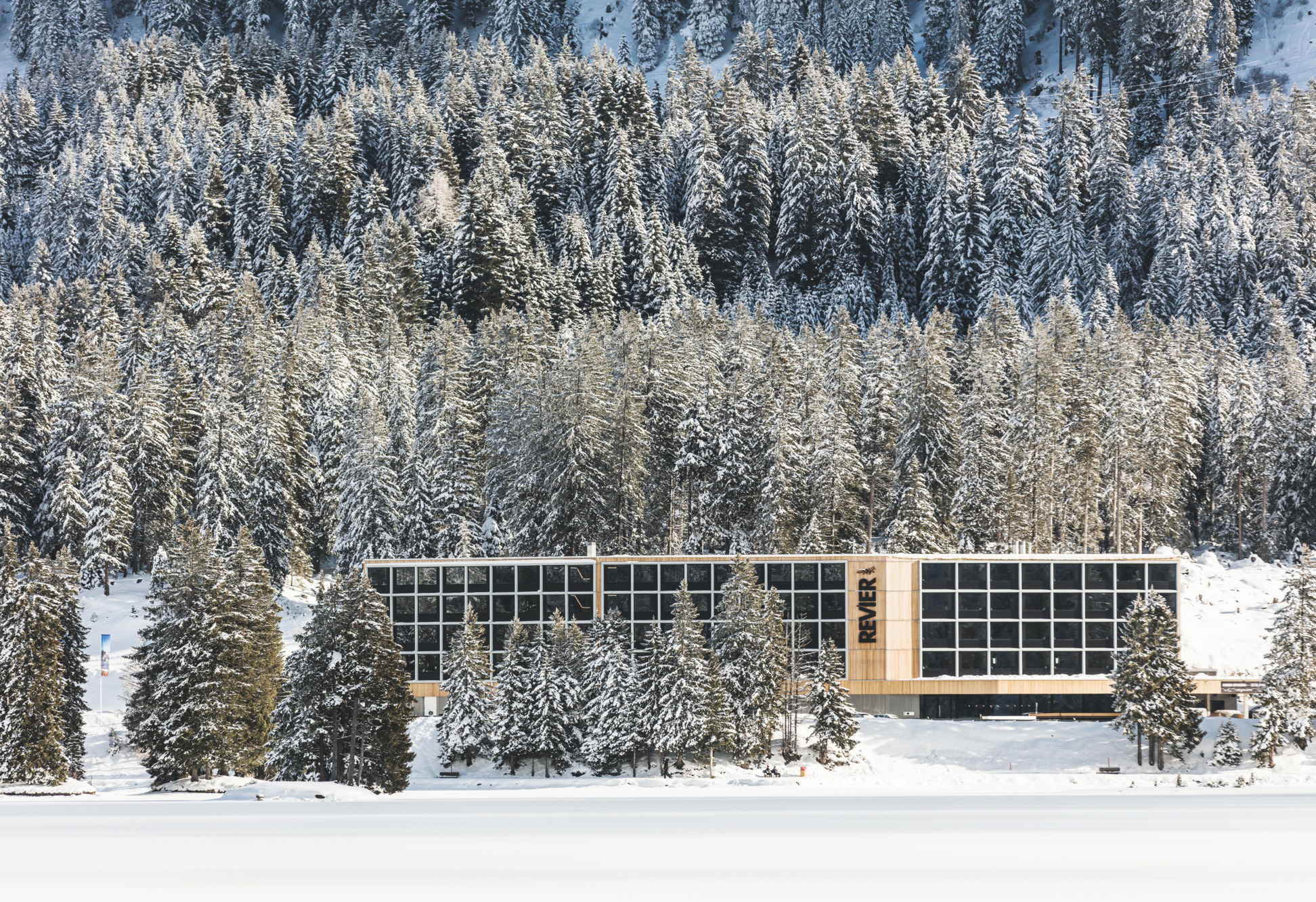 Hotel Revier mit Schnee vom Heidsee gesehen